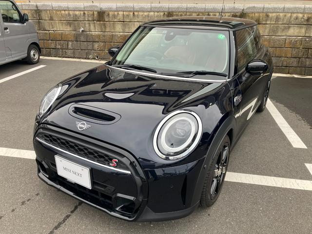 ＭＩＮＩ クーパーＳプレミアムプラスパッケージクラシックトリム　モルトブラウンレザー　シートヒーター　禁煙車　衝突軽減ブレーキ　前車接近警告　パーキングアシスト　ＥＴＣ　スマートキー　アップルカープレイ　バックカメラ　ヘッドアップディスプレイ　ドライブモード