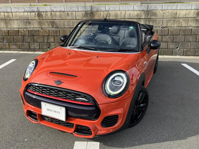 ＭＩＮＩ ジョンクーパーワークス　コンバーチブル　禁煙車　ＡＣＣ　黒革シート　シートヒーター　パドルシフト　衝突軽減ブレーキ　前車接近警告　ＨＤＤナビ　バックカメラ　パーキングアシスト　スマートキー（1枚目）