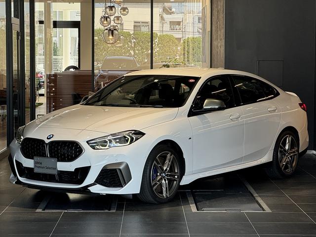 ２シリーズ Ｍ２３５ｉ　ｘＤｒｉｖｅグランクーペ　３０６ＰＳエンジン　ハーフレザー電動スポーツシート　シートヒーター　Ｍスポーツブレーキ　ハーフレザー電動スポーツシート　シートヒーター　ＬＥＤライト　１８インチアロイホイール　バックカメラ　前後ＰＤＣ（1枚目）