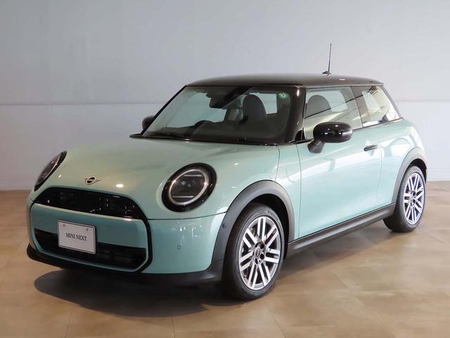 ＭＩＮＩ クーパーＣ　クラシック・トリム　携帯連動ナビ　クラシックトリム　オートエアコン　オートワイパー　ＬＥＤヘッドライト　衝突軽減ブレーキ　純正リアカメラ　純正１７インチアルミ　２年保証　認定中古車（1枚目）