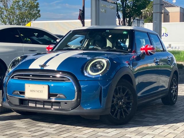 クーパー　クラシック・トリム　ワンオーナー　禁煙車　ＬＥＤヘッドライト　ドライビングアシスト　クルーズコントロール　リアビューカメラ　ＥＴＣ２，０　アンビエントライト　ＡｐｐｌｅＣａｒＰｌａｙ　パーキングアシスト　１６インチ