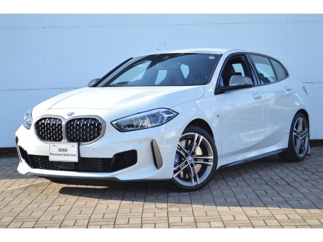 Ｍ１３５ｉ　ｘＤｒｉｖｅ　正規認定中古車　走行距離４５１０ｋｍ　レザー　ＡＣＣ　ハンズオフ　バックモニター　ソナーセンサー　コンフォートアクセス　純正ＨＤＤナビ　リバースアシスト　５０周年エンブレム　ワンオーナー