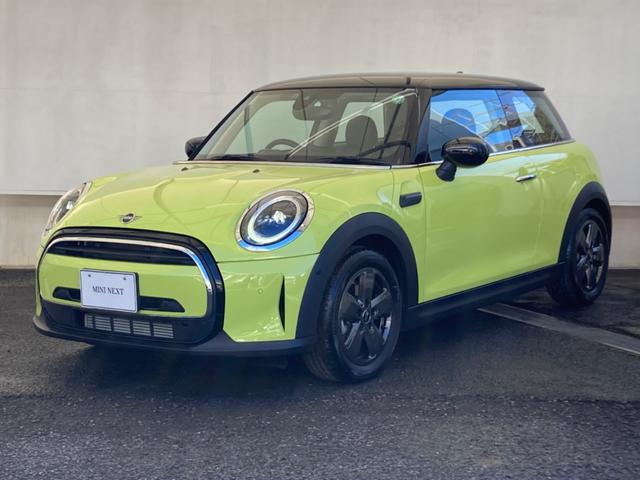 ＭＩＮＩ ＭＩＮＩ クーパー　プレミアムプラスパッケージクラシックトリム　認定中古車　元試乗車　クルコン　２年保証付　ＡｐｐｌｅＣａｒＰｌａｙ　ハーフレザーシート　ユニオンジャックライト　黒ルーフ＆ミラーキャップ　バックカメラ　１６ＡＷ