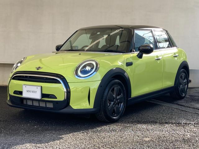 ＭＩＮＩ クーパー　プレミアムプラスパッケージクラシックトリム　認定中古車　元試乗車　クルコン　２年保証付　ＡｐｐｌｅＣａｒＰａｙ　ヘッドアップディスプレイ　黒ルーフ　ハーフレザーシート　シートヒーター　バックカメラ　１６ＡＷ（1枚目）