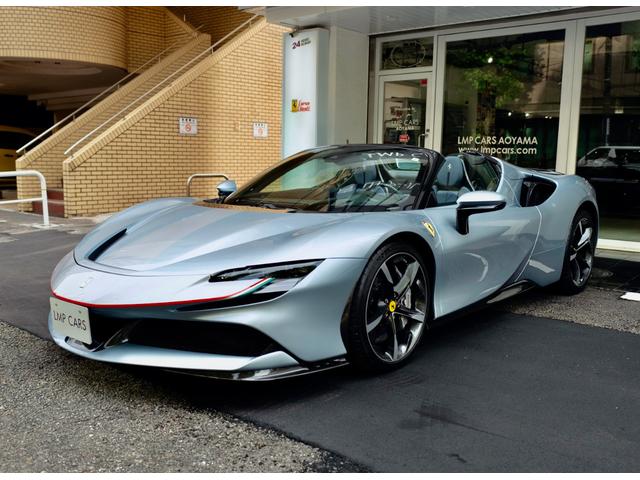 ＳＦ９０スパイダー(フェラーリ) ＯＰ総額１９，２６９，７００円　アセットフィオラノ　スペシャルＢカラー　ツートンストライプ　トリコロールＰ　カーボンエクステリア　カーボンインテリア 中古車画像