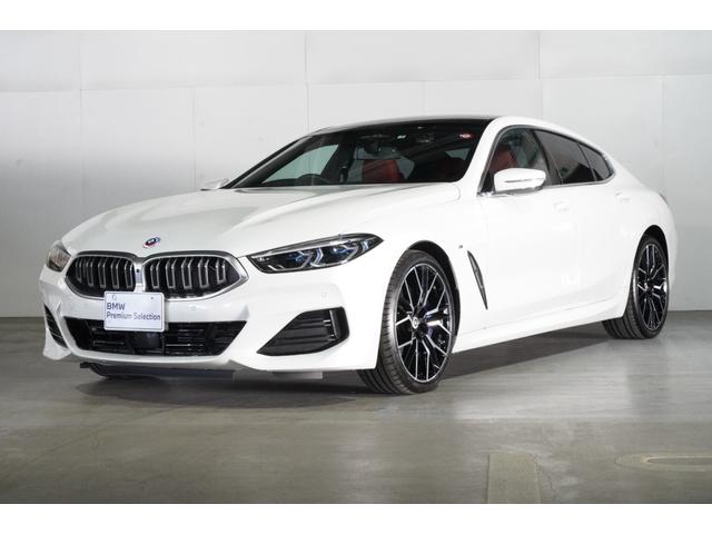 ８４０ｄ　ｘＤｒｉｖｅ　グランクーペ　Ｍスポーツ　ＢＭＷ認定中古車　２０２３年モデル　フィオナ・レッドレザーシート（赤）シートヒーター　エクスクルーシブスポーツ　タッチ式・ナビゲーション　前後バンパーセンサー　全周囲カメラ　２０インチ・アロイホイール