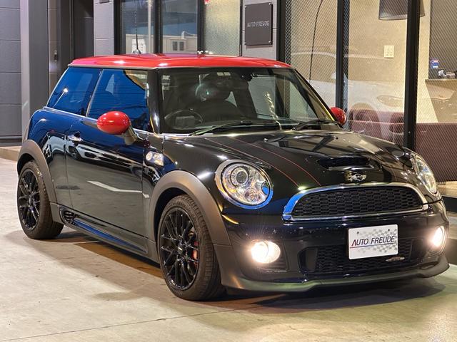 ＭＩＮＩ ＭＩＮＩ ジョンクーパーワークス　後期　Ｎ１８エンジン　１オーナ　純正黒革シート　純正１７インチ　シートヒーター　リアウイング　スポーツサス　ＪＣＷエアロ／マフラー　インテリアパネルレッド　バイキセノンライト　ヘッドライトウォッシャー