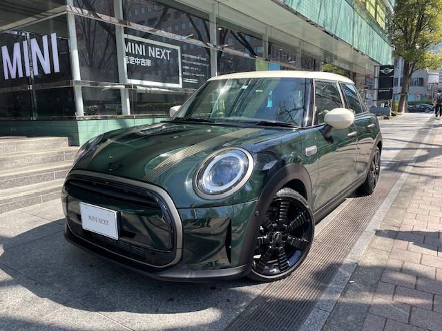 ＭＩＮＩ ＭＩＮＩ クーパー　レゾリュート・エディション　５ドア　世界限定車　１８インチ　アップルカープレイ　バックカメラ　リアセンサー　ＬＥＤライト　限定車専用色＆ルーフカラー