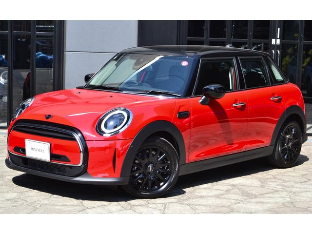 ＭＩＮＩ ＭＩＮＩ クーパーＤプレミアムプラスパックエッセンシャルトリム　５ドア　当社元デモカー　アップルカープレイ　ワイヤレス充電対応　クロスレザーシート　シートヒーター　ＬＥＤヘッドライト　バックカメラ　ＡＣＣ　ＳＯＳコール　Ｄモード　Ｄアシスト　１６インチＡＷ