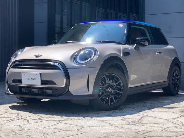 クーパー　クラシック・トリム　３ドア　認定中古車　ワンオーナー　マルチトーンルーフ　レザーシート　シートヒーター　タッチ式ＨＤＤナビ　ＬＥＤヘッドライト　バックカメラ　ＡＣＣ　ＳＯＳコール　純正前後ドラレコ　１６インチＡＷ
