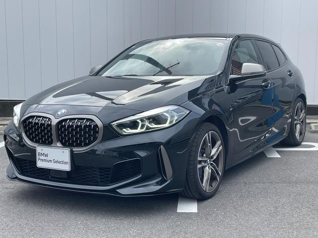 1シリーズ(BMW) M135i xDrive 当社試乗車 マグマレッド内装 前席左右シートヒーター 電動テールゲート ヘッドアップディスプレイ ワイヤレスチャージング ApplCarPlay UVカットガラス 純正18インチアルミ 中古車画像