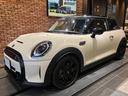 ＭＩＮＩ クーパーＳプレミアムプラスパックエッセンシャルトリム　弊社買取車　禁煙車　アップルカープレイ　ブラックルーフ　ミラー内蔵型ＥＴＣ２．０　ＰＲＥＭＩＵＭプラスＬＩＮＥペッパーホワイト　バックカメラ　クルーズコントロール　シートヒーター１７インチ黒ホイール（1枚目）