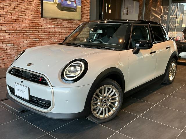 MINI クーパーS フェイバリット・トリム 弊社レンタUP 認定中古車 禁煙車両 Favouredトリム ステアリングホイールヒーター シートヒーター LEDヘッド ナノクホワイト/ブラックルーフ 17インチAW 純正ナビ ACC Mパッケージ(1枚目)