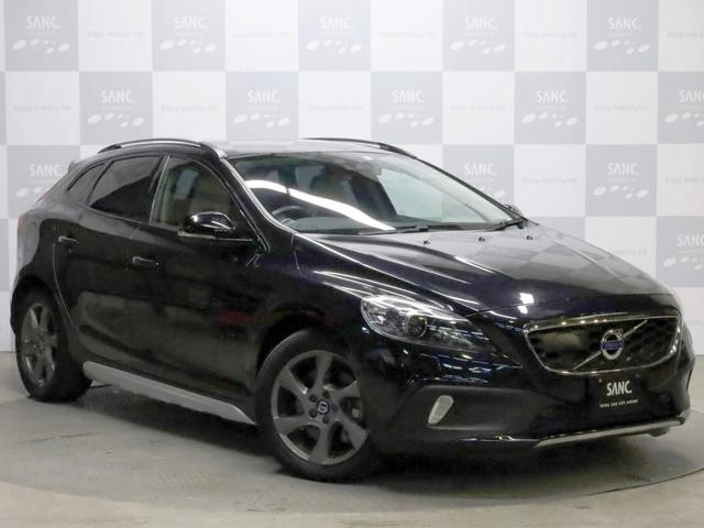 ボルボ Ｖ４０ クロスカントリー　Ｔ５　ＡＷＤ　禁煙車　２リッター直４ターボエンジン　アイシン製８速ＡＴ　歩行者エアバッグ　フルタイム４ＷＤ　白黒２トーンレザーシート　シートヒーター　純正ナビ　バックカメラ　インテリセーフ１０　リアコーナーセンサー