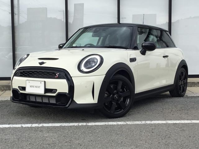 クーパーＳ　クラシック・トリム　認定中古車　サンプロテクションガラス　ピアノブラック　デジタルパッケージ　ワイヤレスパッケージ　レザーステアリング　ヘッドアップディスプレイ　禁煙車　ペッパーホワイト