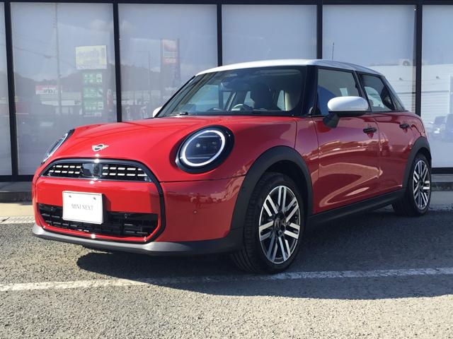 ＭＩＮＩ(ミニ) クーパーＣ　エッセンシャル・トリム　弊社展示試乗車　認定中古車　禁煙車　ＣＬＡＳＳIntercooler　ＴＲＩＭ　チリレッド・ホワイトルーフ　ステアリングホイールヒーター　シートヒーター　ドライビングアシストプラス 中古車画像