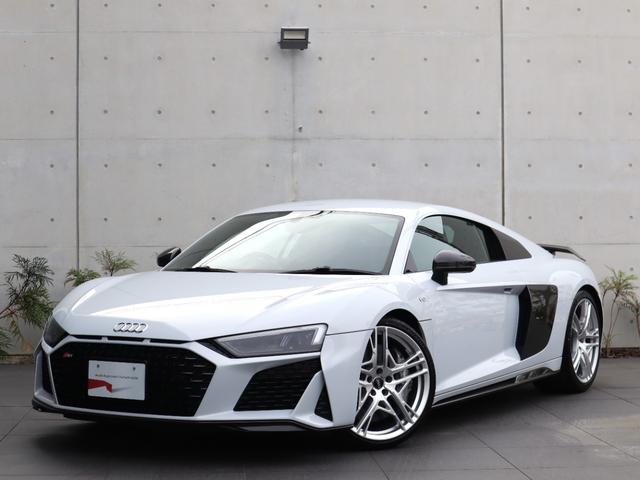 アウディ Ｒ８ Ｖ１０クーペパフォマンス５．２ＦＳＩクワＳトロニック　デコラティブパネルカーボン　ダイナミックステアリング　ヘッドライニングアルカンターラダイヤモンドステッチング　カラードステッチング　黒革　前後センサー付カメラ　認定中古車　ＳＳＤナビ