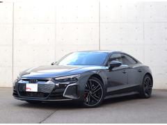 アウディ　ＲＳ ｅ−トロンＧＴ　ベースグレード　カーボンＰ　セラミックブレーキ　カラードブレーキキャリパーレッド