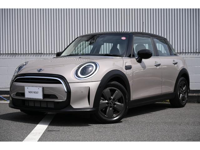 ＭＩＮＩ クーパーＤ　クラシック・トリム　元弊社試乗車　ＡｐｐｌｅＣａｒＰｌａｙ　ワイヤレスチャージング　ハーフレザーシート　Ｄアシスト　ＬＥＤライト　シートヒーター　ＡＣＣ（1枚目）