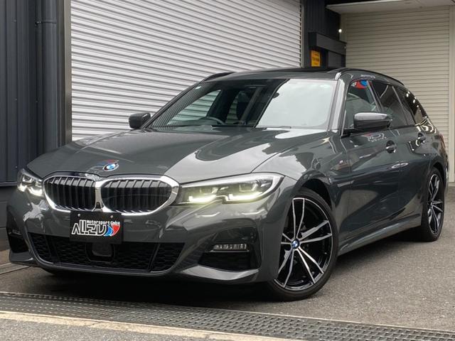 ３シリーズ ３２０ｄ　ｘＤｒｉｖｅツーリング　Ｍスポーツ　ｉｎｄｉｖｉｄｕａｌドラバイトグレー　ｅｎｄ．ｃｃルーフスポイラー　パノラマサンルーフ革シート　パークアシスト＋　コンフォートアクセス　シートヒーター　ＨｉＦｉスピーカー　ウッドトリム　ワイヤレス充電（1枚目）