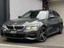 ３シリーズ ３２０ｄ　ｘＤｒｉｖｅツーリング　Ｍスポーツ　ｉｎｄｉｖｉｄｕａｌドラバイトグレー　ｅｎｄ．ｃｃルーフスポイラー　パノラマサンルーフ革シート　パークアシスト＋　コンフォートアクセス　シートヒーター　ＨｉＦｉスピーカー　ウッドトリム　ワイヤレス充電（1枚目）