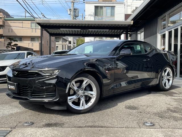 シボレーカマロ ＳＳ　ディーラ車　黒赤レザー　ＡｐｐｌｅＣａｒＰｌａｙ　クラウドナビ　バックモニター　デジタルインナミラー　パドルシフト　電動シート　シートヒーター　シートエアコン　ＬＥＤ　ブラインドスポットモニター（1枚目）