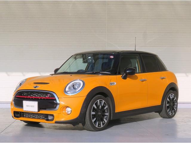 ＭＩＮＩ(ミニ) クーパーＳ　ＬＥＤヘッドライト　純正１７アルミホイール　リアコーナーセンサー　ブラックルーフ　純正ナビ　バックカメラ 中古車画像