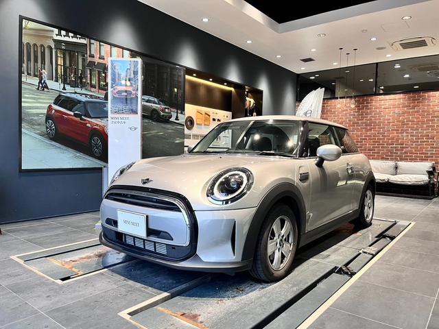 ＭＩＮＩ(ミニ) ワン　ファーストパッケージ　エッセンシャル・トリム　弊社デモカー　バックカメラ　１５インチアルミ　走行１５０２ＫＭ 中古車画像