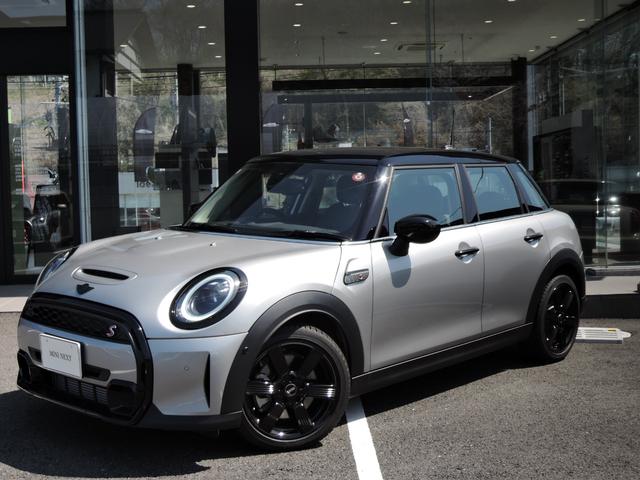 ＭＩＮＩ ＭＩＮＩ クーパーＳプレミアムプラスパックエッセンシャルトリム　弊社デモカー　ａｐｐｌｅｃａｒｐｌａｙ　純正１７インチホイール　バックカメラ　ＰＤＣセンサー　ＬＥＤヘッドライト