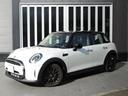 ＭＩＮＩ クーパーＤプレミアムプラスパックエッセンシャルトリム　弊社デモカー　ａｐｐｌｅｃａｒｐｌａｙ　リアカメラ　純正１６インチホイール　デジタルメーター　ＰＤＣセンサー　ＬＥＤヘッドライト　バックカメラ（1枚目）