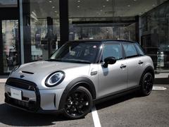 ＭＩＮＩ　ＭＩＮＩ　クーパーＳプレミアムプラスパックエッセンシャルトリム　弊社デモカー　ａｐｐｌｅｃａｒｐｌａｙ　純正１７インチホイール