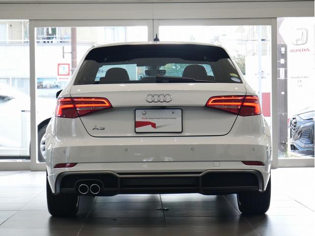 Ａ３ スポーツバック３０ＴＦＳＩ　スポーツ　認定中古車　ＳＬＩＮＥダイナミックリミテッド　（３７５台限定車）　アシスタンスパッケージ　Ａｕｄｉｓｐｏｒｔ１８インチアルミホイール　ＴＶ　マトリクスＬＥＤヘッドライト　バーチャルコックピット（6枚目）