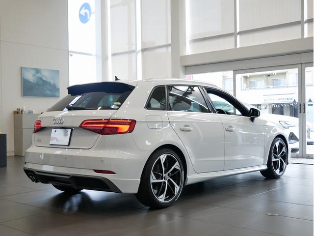 Ａ３ スポーツバック３０ＴＦＳＩ　スポーツ　認定中古車　ＳＬＩＮＥダイナミックリミテッド　（３７５台限定車）　アシスタンスパッケージ　Ａｕｄｉｓｐｏｒｔ１８インチアルミホイール　ＴＶ　マトリクスＬＥＤヘッドライト　バーチャルコックピット（7枚目）