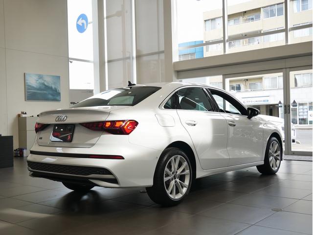 フロントからリアへ流れるように描き出されるルーフライン