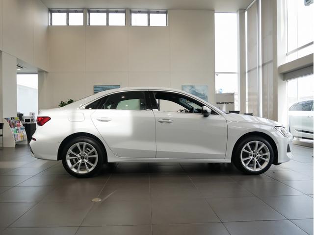 ヘッドライトとリアコンビネーションライトを結ぶ力強いショルダーライン。