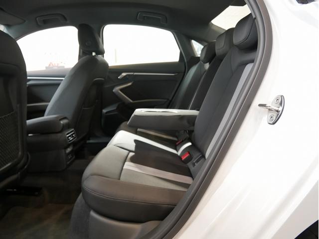 後席レッグスペースもしっかり確保しておりますので長時間乗車でも快適にお過ごし頂けます。