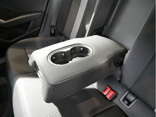 ■後席用のドリンクホルダーとアームレスト。あるといつまでも乗っていたくなります。長時間ドライブさらに快適になります■
