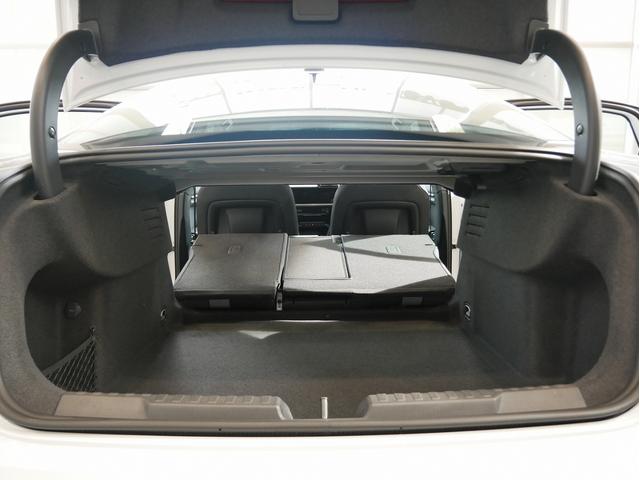 ■分割可倒式リヤシート…後席のリリースロック機能により、２分割で前方に倒すことができます。カーゴスペースに入りきらない長い荷物も積載可能です。