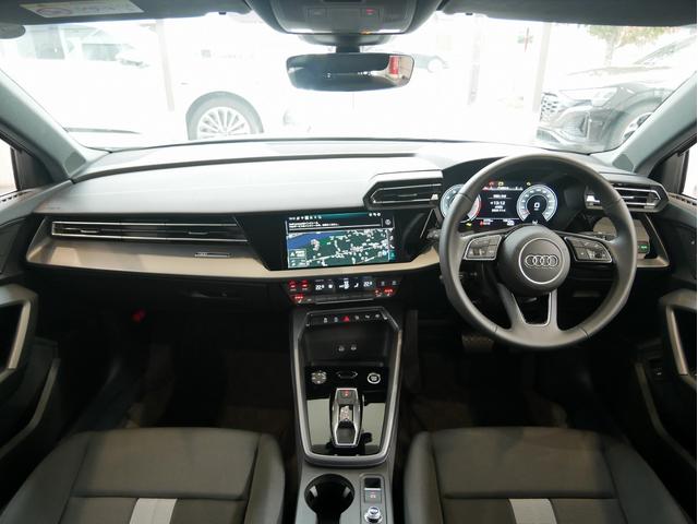 人間工学と機能性を追求したコックピット