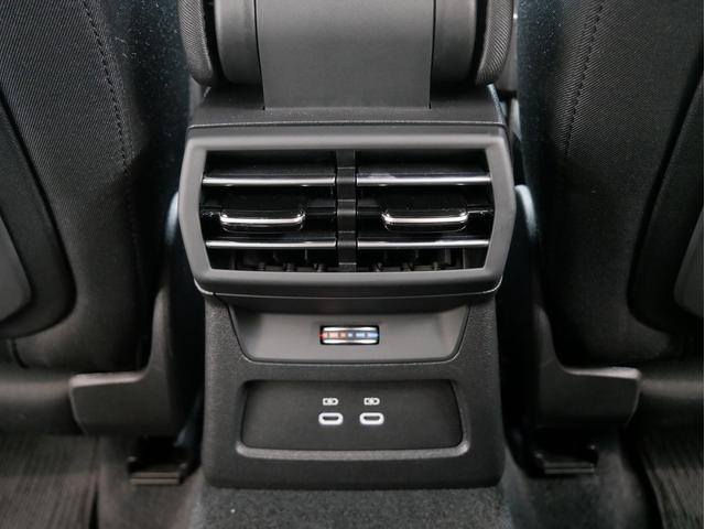 ■後席用のエアコン吹き出し口になります。後席の方も快適にドライブいただけます■