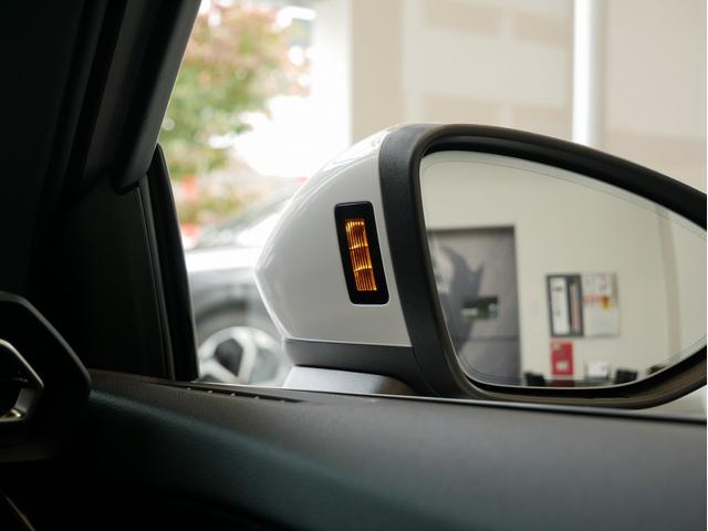 ■車線変更の際、死角にいる車両をドライバーに警告します■この機能によりヒヤリとする場面を軽減してくれます■