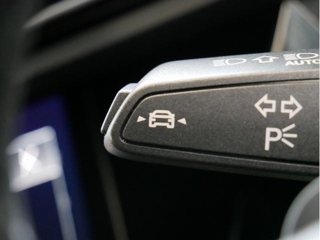 ■レーンアシストにより走行中ドライバーの不注意によって車両がレーンをはみ出しそうになると、ステアリングホイールを振動させてドライバーに警告すると共に、クルマをレーンに戻す方向にステアリングをアシスト■