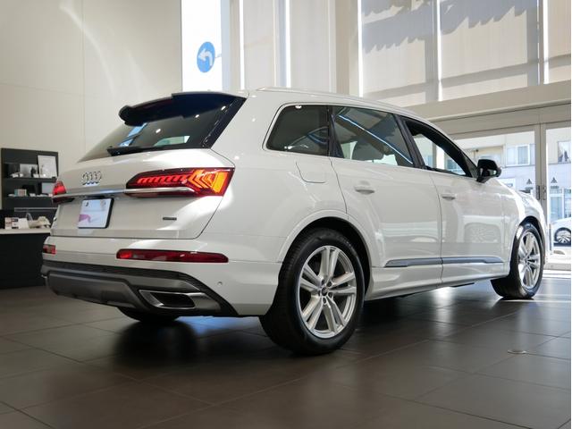 Ｑ７ ５５ＴＦＳＩクワトロ　Ｓライン　認定中古車　ＳＬＩＮＥ　７シーターパッケージ　バルコナレザーシート　アウディドライブセレクト　エアサスペンション　マトリクスＬＥＤヘッドライト　シートメモリー　４ゾーンオートマチックエアコン　ＴＶ（7枚目）