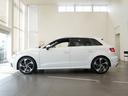 Ａ３ スポーツバック３０ＴＦＳＩ　スポーツ　認定中古車　ＳＬＩＮＥダイナミックリミテッド　（３７５台限定車）　アシスタンスパッケージ　Ａｕｄｉｓｐｏｒｔ１８インチアルミホイール　ＴＶ　マトリクスＬＥＤヘッドライト　バーチャルコックピット（4枚目）