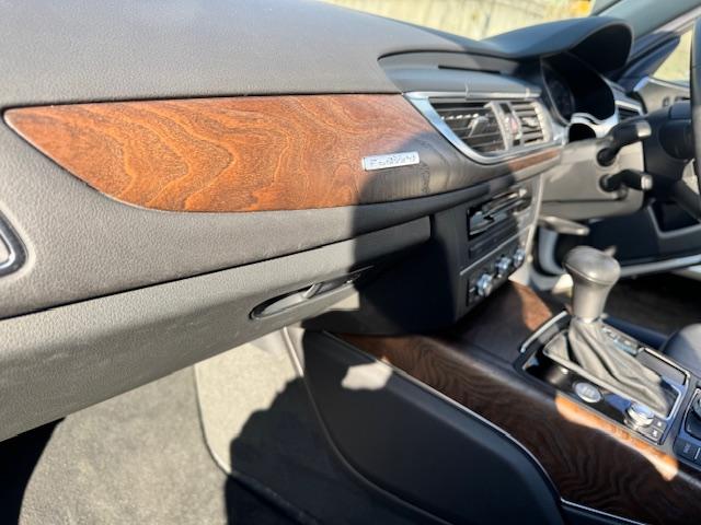 隣接自社整備工場完備！！安心の３カ月３０００ｋｍの無料保証もお付けしております！！