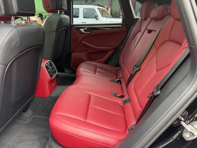 マカン マカンS 2022年モデル スポーツクロノ パノラミックサンルーフ 赤革 全方位カメラ LEDヘッド シートベンチレーション アクティブレーザークルーズ(39枚目)