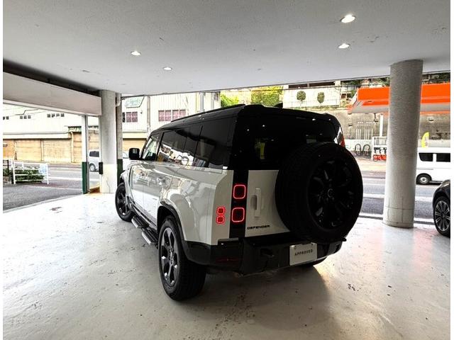 ディフェンダー １１０Ｘ－ダイナミックＳＥ　Ｄ３００　ディーゼルターボ　４ＷＤ　２０インチ　ブラックルーフ　ブラックルーフレール　Ｍｅｒｉｄｉａｎサウンドシステム　アップルカープレイ　アンドロイドオート　ブラインドスポットアシスト　シートヒーター（2枚目）