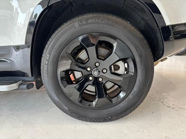 ディフェンダー １１０Ｘ－ダイナミックＳＥ　Ｄ３００　ディーゼルターボ　４ＷＤ　２０インチ　ブラックルーフ　ブラックルーフレール　Ｍｅｒｉｄｉａｎサウンドシステム　アップルカープレイ　アンドロイドオート　ブラインドスポットアシスト　シートヒーター（6枚目）