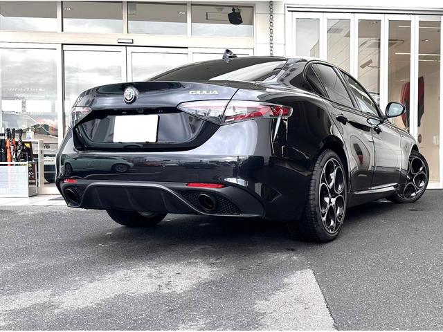 ジュリア ヴェローチェ 認定中古車 ディーラー車 純正19インチアルミホイール レッドレザーシート キセノンヘッドライト 純正ナビ パワーシート シートヒーター パドルシフト ディスプレイオーディオ スマートキー(4枚目)