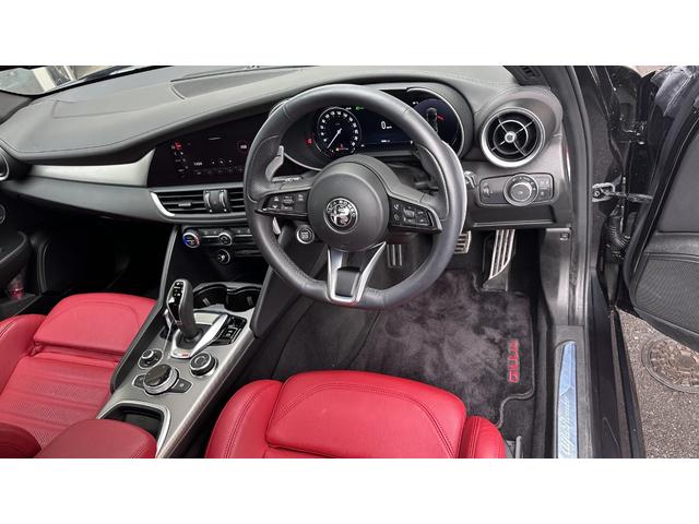 ジュリア ヴェローチェ 認定中古車 ディーラー車 純正19インチアルミホイール レッドレザーシート キセノンヘッドライト 純正ナビ パワーシート シートヒーター パドルシフト ディスプレイオーディオ スマートキー(5枚目)